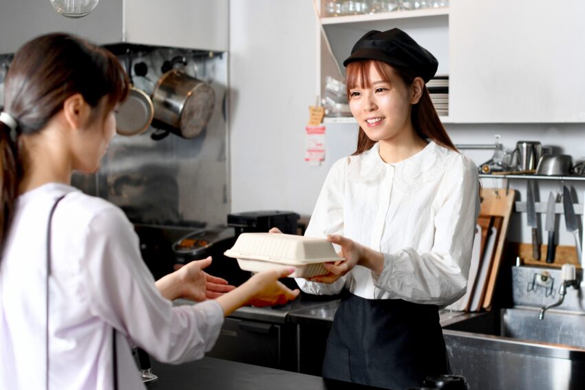 店員と女性客