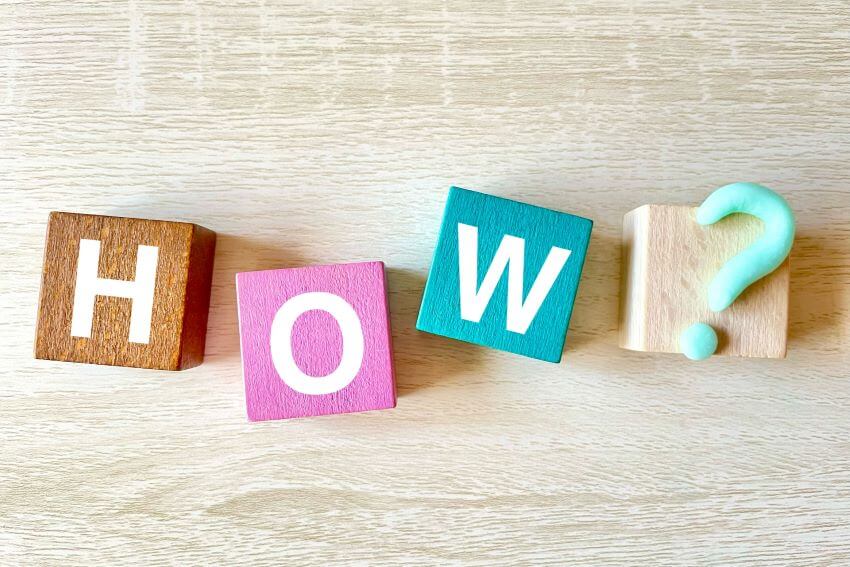 「HOW？」という文字
