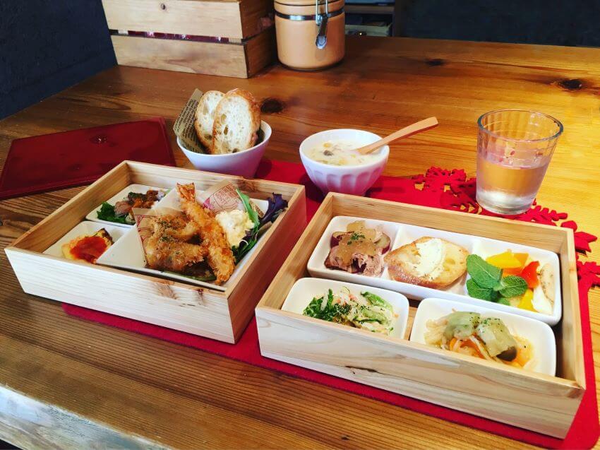 二つ並んだお弁当の写真