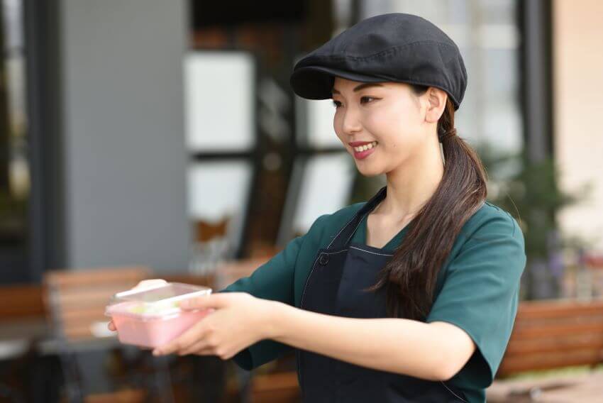 容器を持った女性店員