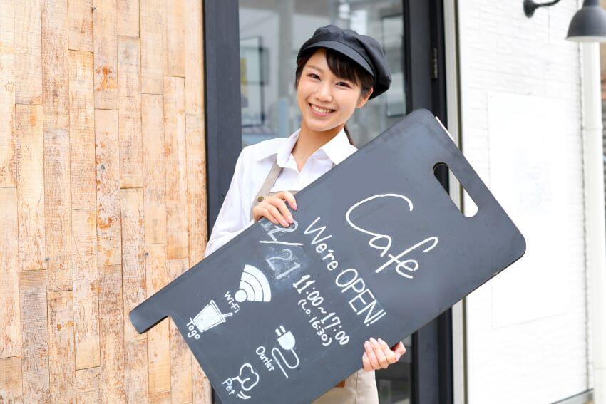 看板を抱えた女性店員