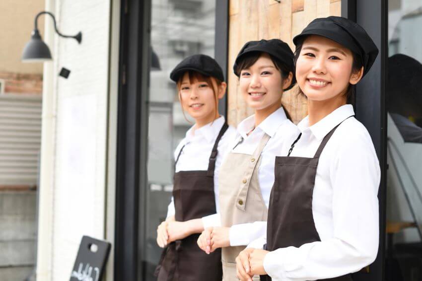 3人の女性店員